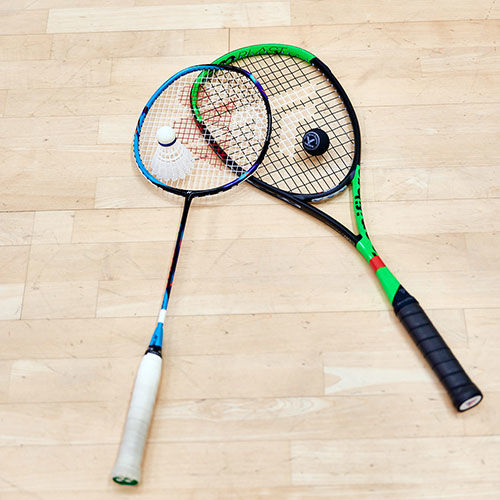 Badminton und Squash Racket mit zugehörigem Ball